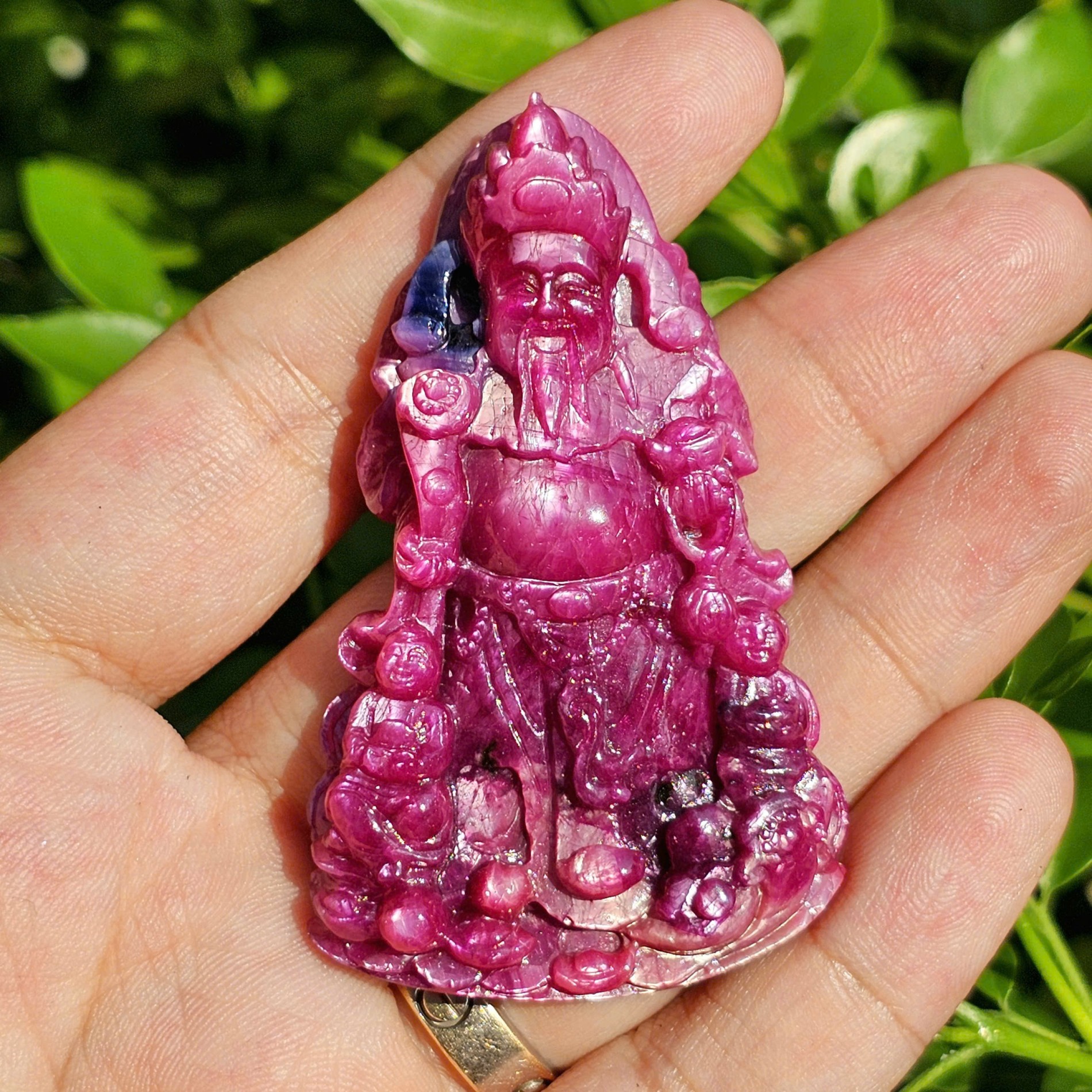 Tượng Thần Tài đá ruby chạm khắc màu đỏ hồng