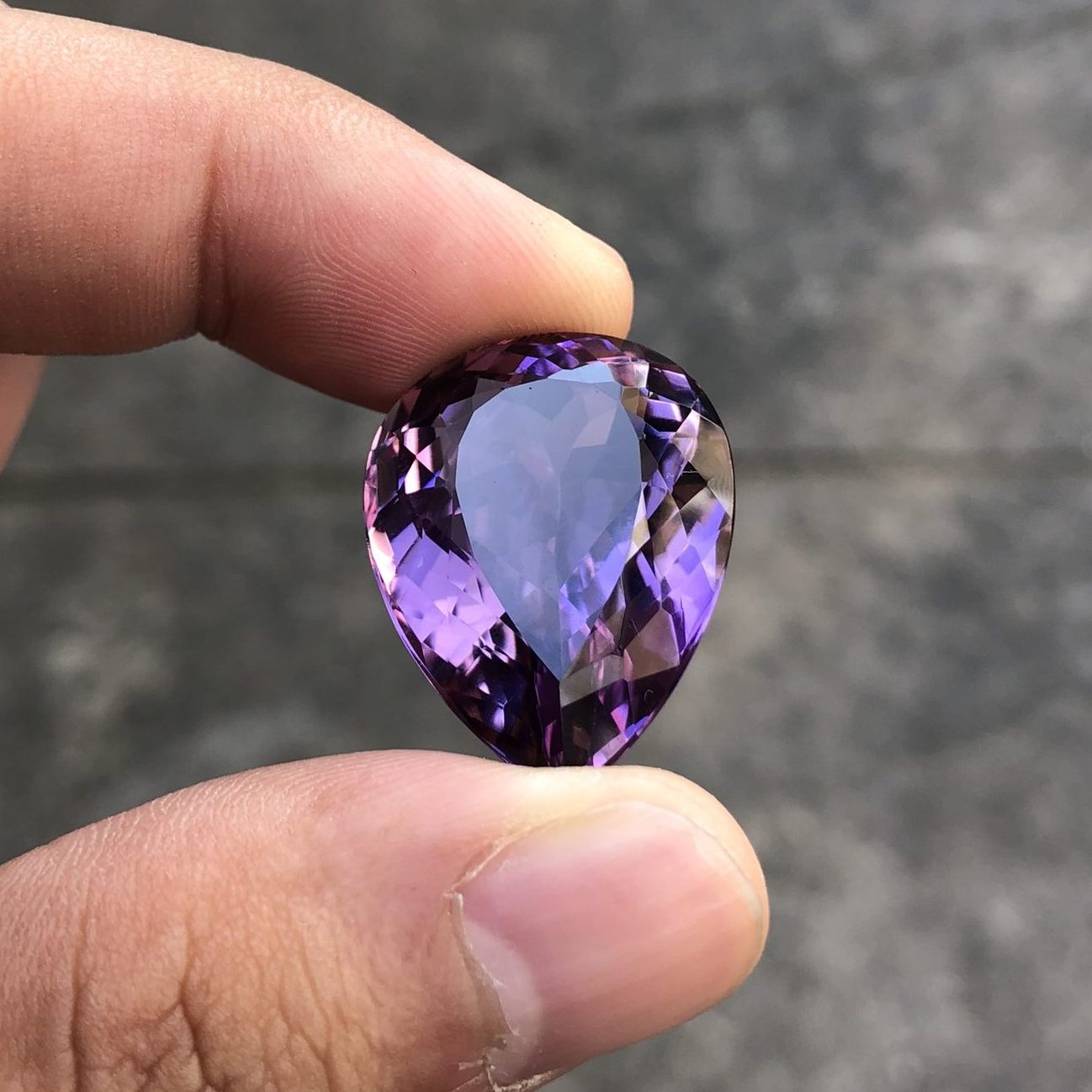 da-amethyst-thien-nhien-giot-nuoc-43.57ct-luxcreuni-2-e1581999306119