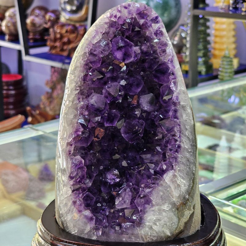 Công Dụng và Cách Sử Dụng Đá Thạch Anh Tím Trong Phong Thủy